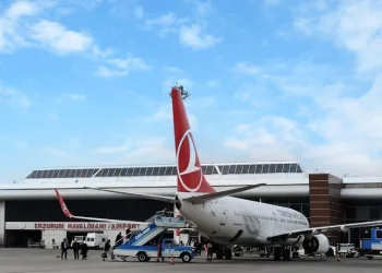 Tek koluna rağmen hayata dört elle sarılan simitçi
