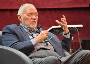 ‘İki Bavul Dolusu’ adlı oyun sahnelendi