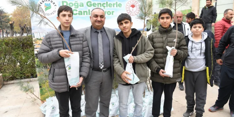 Bin adet çam fidanı dağıtıldı