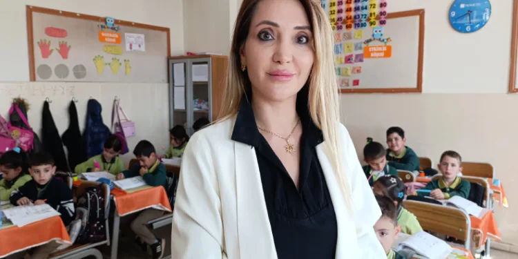 Öğrencileri için hatıra kitabı hazırlayan öğretmene ödül