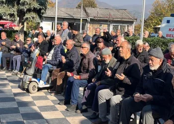 Eller semaya depremde hayatını kaybedenler için kalktı