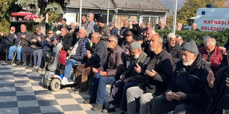 Eller semaya depremde hayatını kaybedenler için kalktı