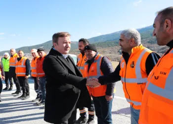 Yol çalışmalarını inceledi
