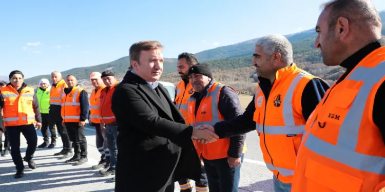 Yol çalışmalarını inceledi