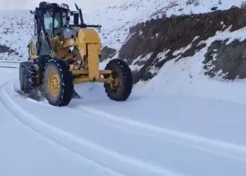 Mevsimin ilk karı köy yolunu kapattı