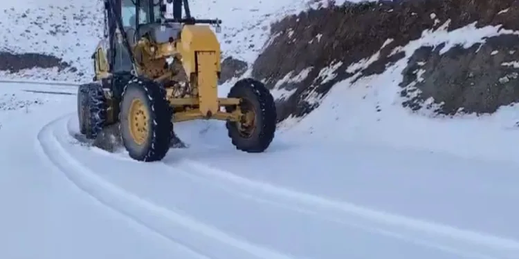 Mevsimin ilk karı köy yolunu kapattı