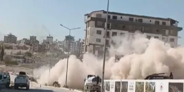 Ağır hasarlı binalar yıkıldı