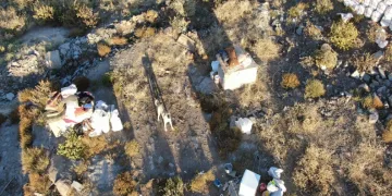 Besicinin çadırının üstünde dron gören köpek