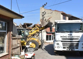 İnönü’de tehlike saçan metruk bina yıkıldı