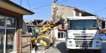 İnönü’de tehlike saçan metruk bina yıkıldı