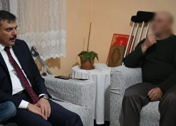 Artık tek bastonla yürüyebiliyor