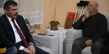 Artık tek bastonla yürüyebiliyor