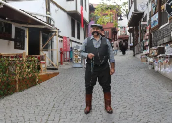 Gören dönüp bir daha bakıyor