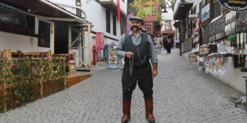 Gören dönüp bir daha bakıyor
