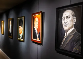 Gören dönüp bir daha bakıyor