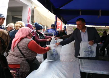 Yenipazar’da fide dağıttı