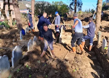 Mezarlıklardaki afet hasarları giderildi