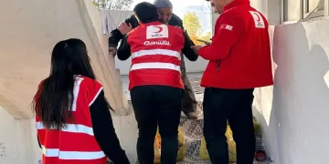 Kızılaydan kıyafet ve gıda desteği