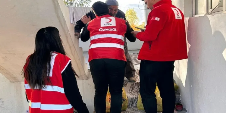 Kızılaydan kıyafet ve gıda desteği