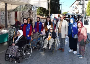 Huzurevi sakinleri gönüllüler eşliğinde pazarda alışveriş yaptı