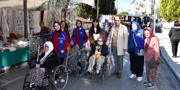 Huzurevi sakinleri gönüllüler eşliğinde pazarda alışveriş yaptı