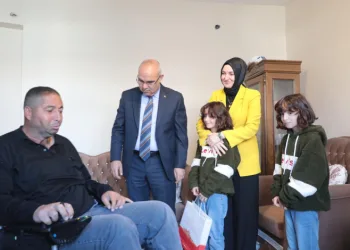 Tekerlekli sandalye hediye etti