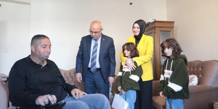 Tekerlekli sandalye hediye etti