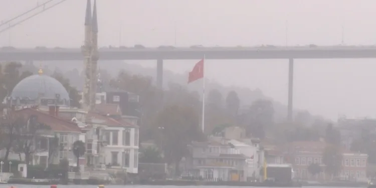 İstanbul Boğazı sise gömüldü