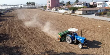 Verimli arazileri tarıma kazandırıyor