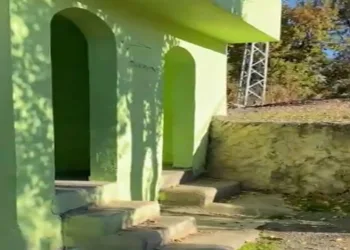 Türbe kendi haline terk edildi