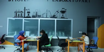 Çocukları bilimle tanıştıdı
