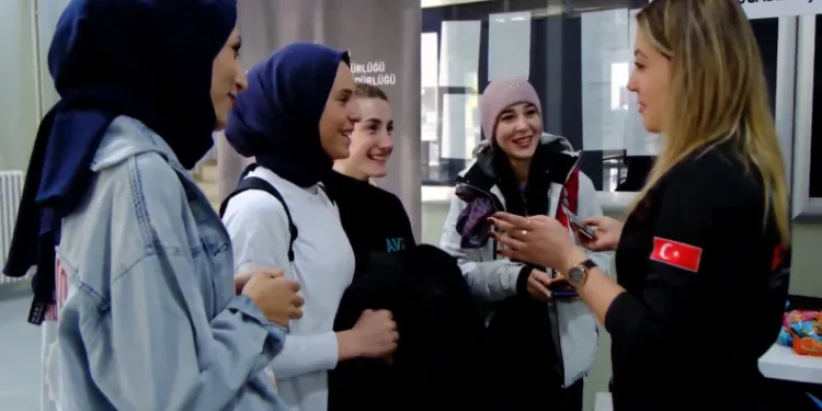Terör örgütleri konusunda bilgilendiriyor