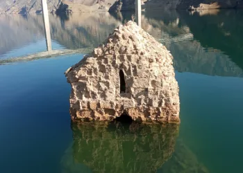 Baraj suları çekildi tarihi kale gün yüzüne çıktı