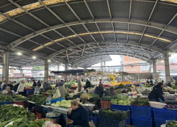 Semt pazarında fiyatlar arttı, ürünlere ilgi azaldı