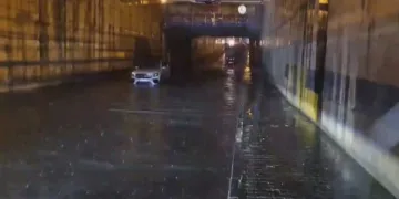 Göle dönen alt geçitte araçlar mahsur kaldı