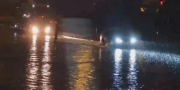 Alt geçitte mahsur kalan 2 araç