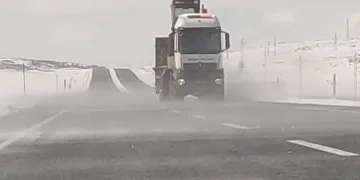Alt geçitte mahsur kalan 2 araç