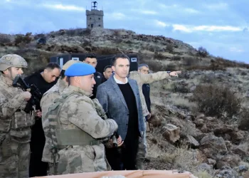 Askeri üs bölgesini ziyaret etti