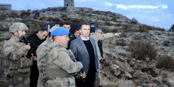 Askeri üs bölgesini ziyaret etti
