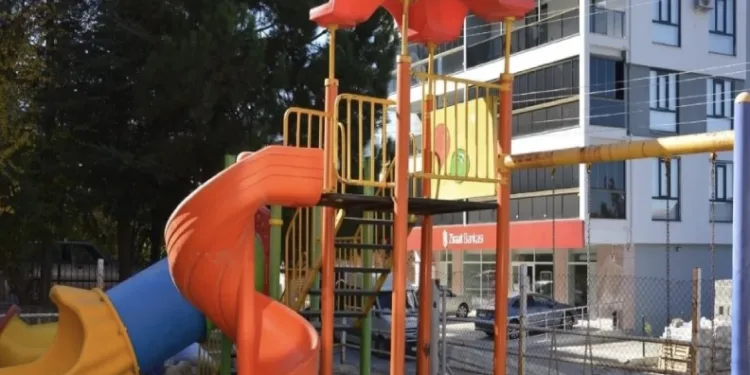 Parklarda yenileme çalışmaları