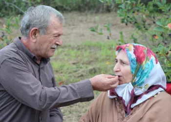 Eşinin rahatsızlığı için ektiği meyvenin taleplerine yetişemiyor