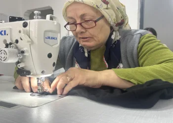 Eşinin rahatsızlığı için ektiği meyvenin taleplerine yetişemiyor