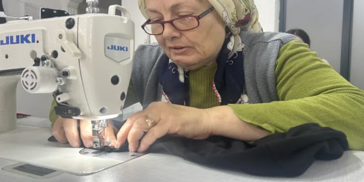 Eşinin rahatsızlığı için ektiği meyvenin taleplerine yetişemiyor
