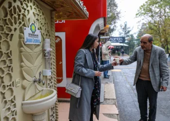 Kendi kıyafetlerini üretiyorlar