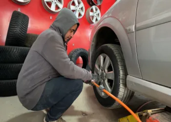 Sürücüler lastik değişimine başladı