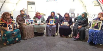 Annelerinin evlat nöbeti devam ediyor