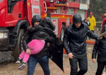 Depremzedeler, evlerinin inşa edilmesini istiyor