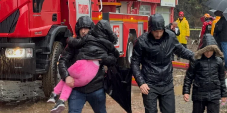 Depremzedeler, evlerinin inşa edilmesini istiyor