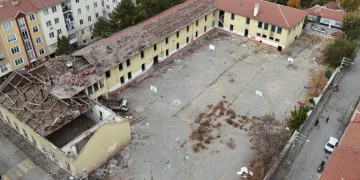 Okulun yıkımına başlandı