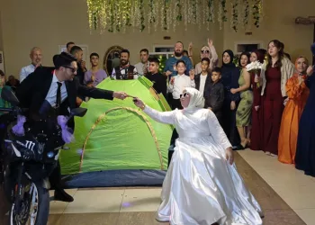 Düğün salonunu kamp alanına çevirdiler